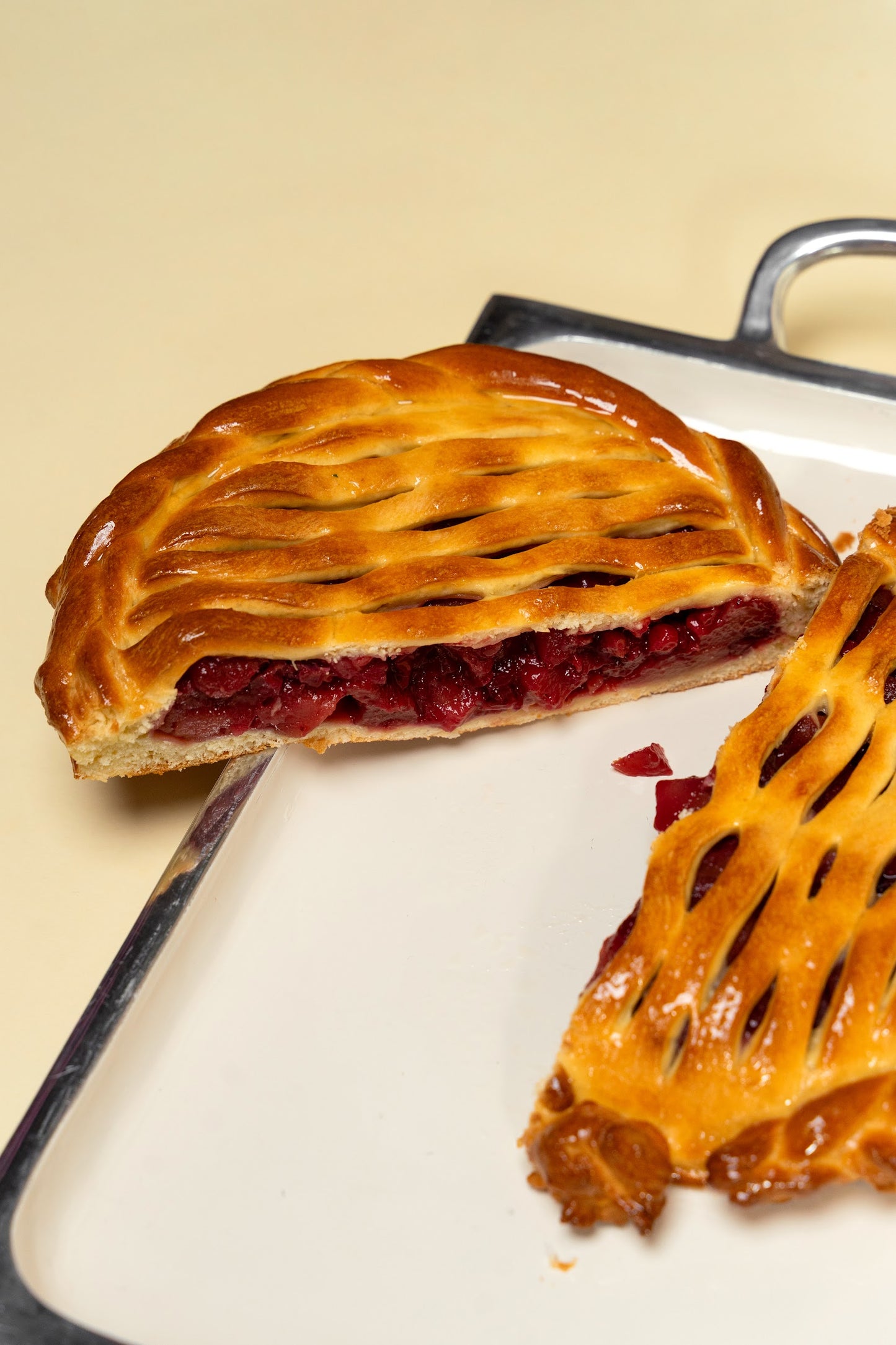 Paj z gruszką i brusznicą