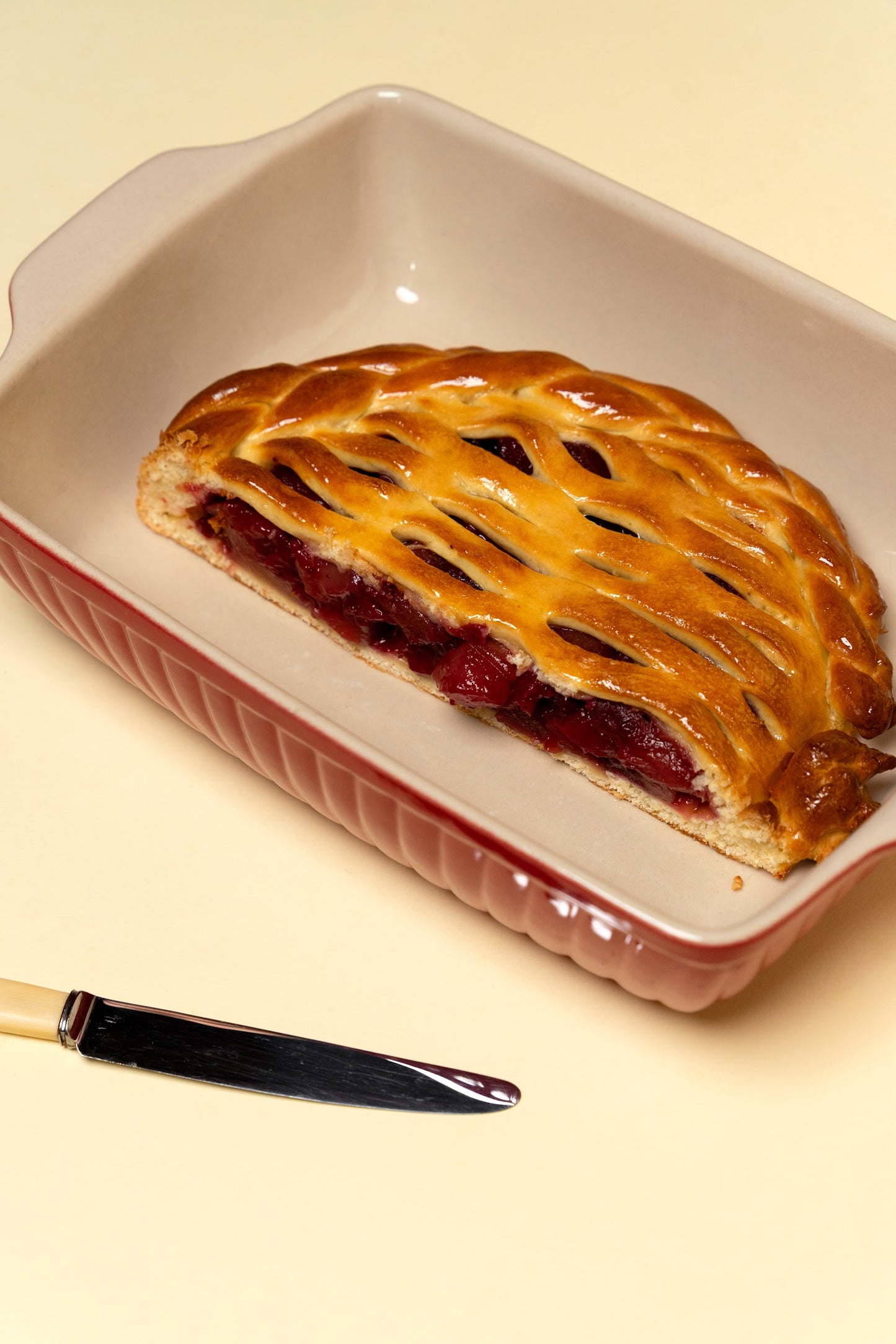 Paj z gruszką i brusznicą