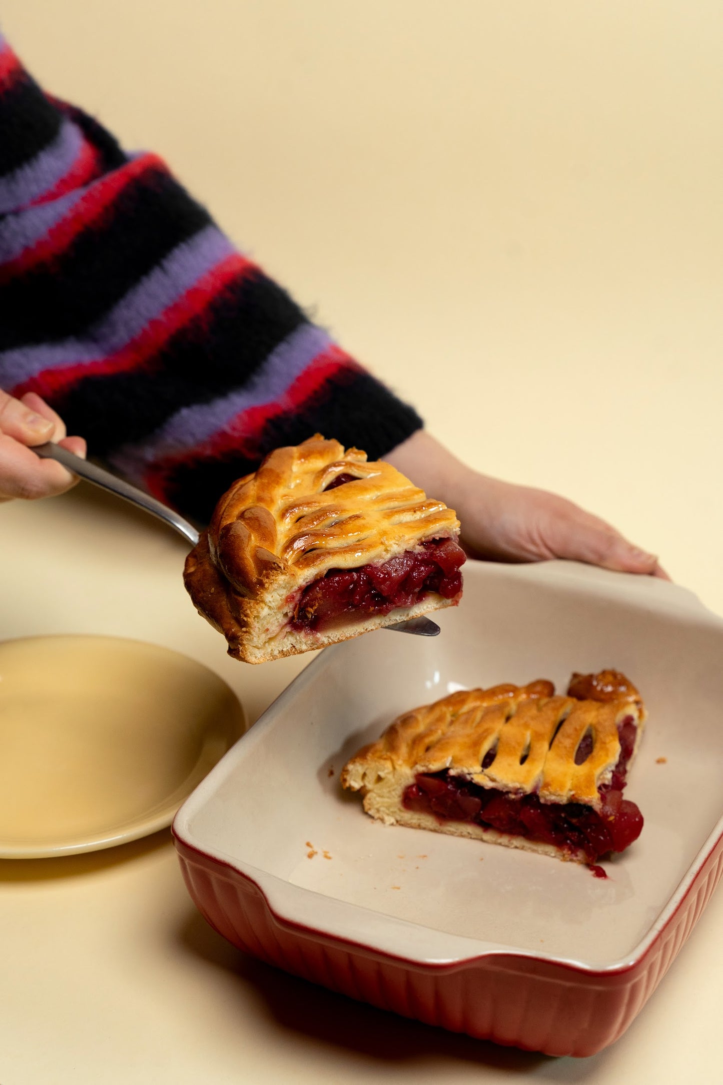 Paj z gruszką i brusznicą