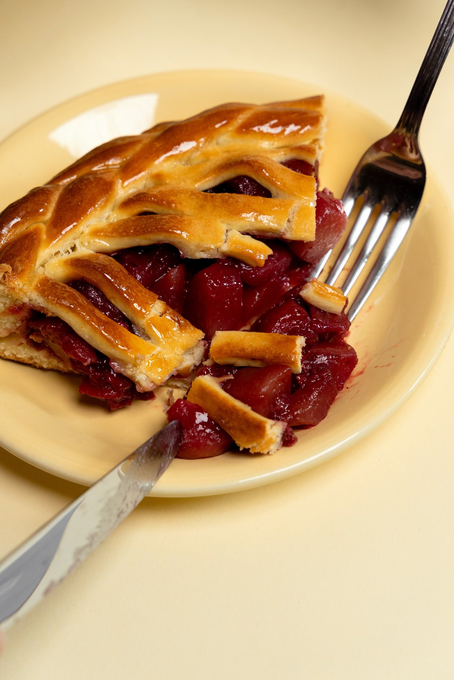 Paj z gruszką i brusznicą