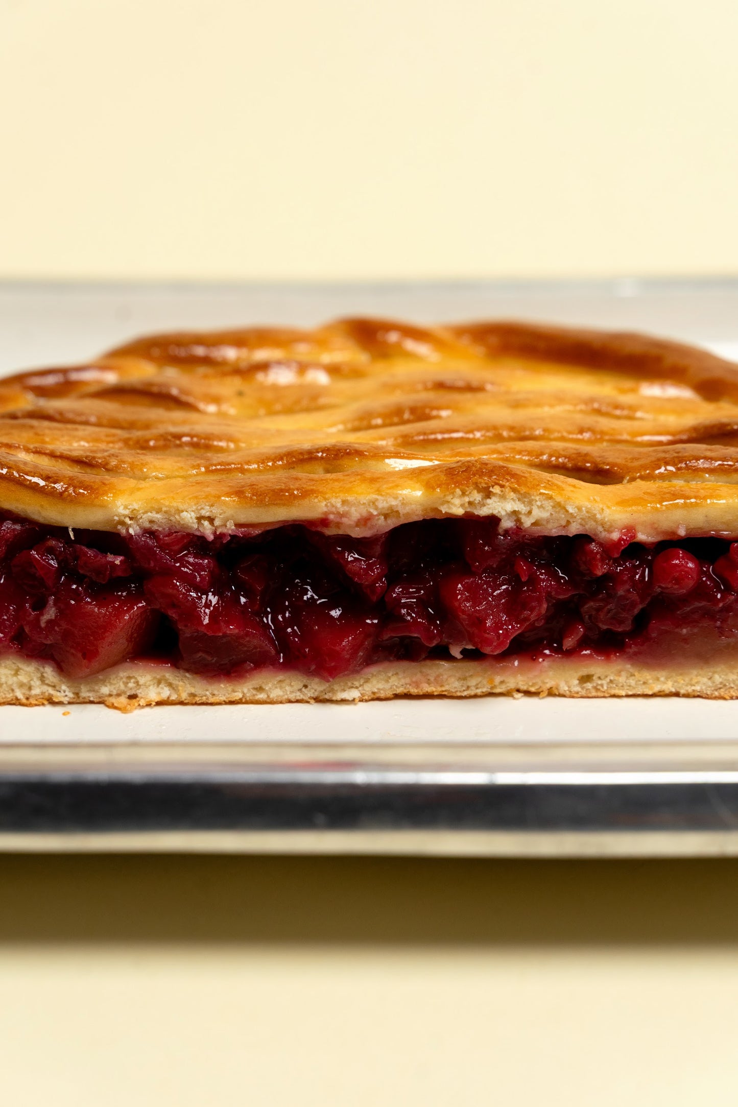 Paj z gruszką i brusznicą