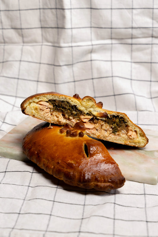 Paj z łososiem i brokułami